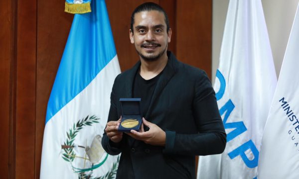 reconocen a Jayro Bustamante